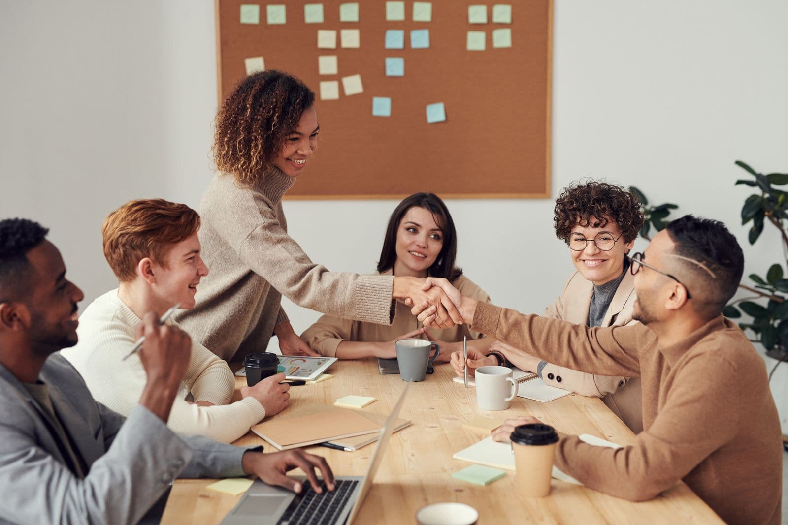 Equipo de ventas colaborando