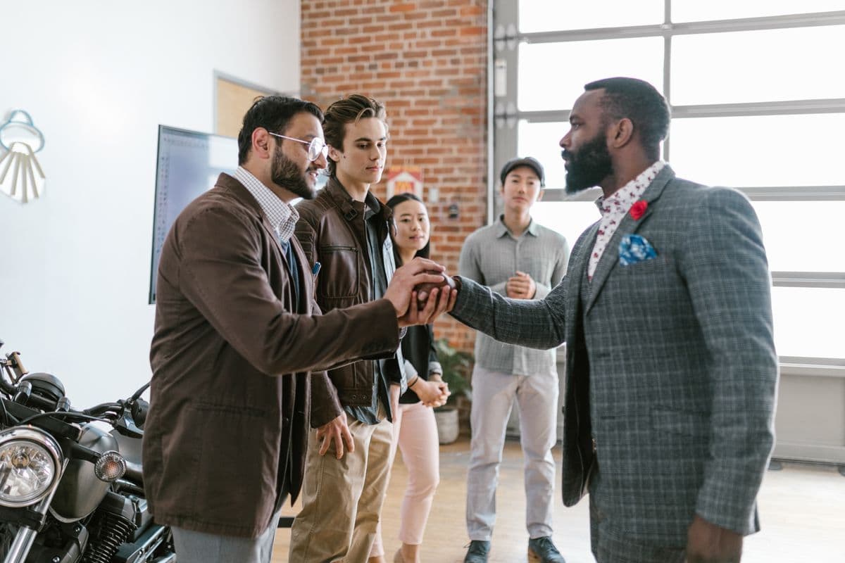Personas estrechando la mano al unirse al equipo